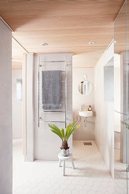 Mattapintaiset ja netraalin väriset pinnat on helppo pitää puhtaana kylpyhuoneessa.