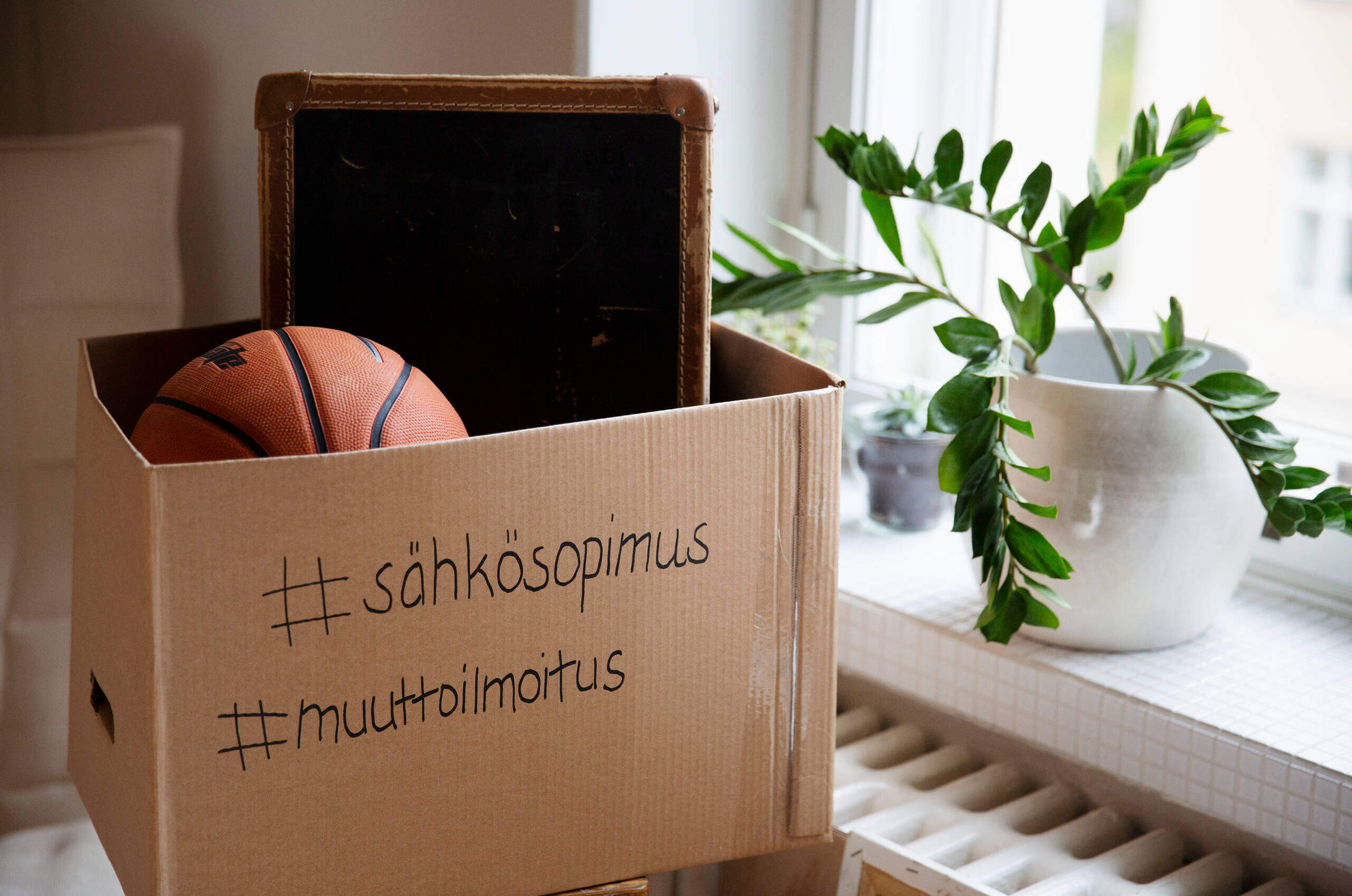 muuttolaatikko, jossa lukee sähkösopimus ja muuttoilmoitus